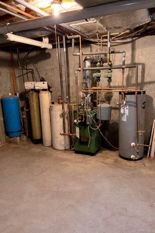 136 Elizabeth Way, Ridge, NY 11961