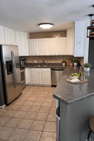 136 Elizabeth Way, Ridge, NY 11961