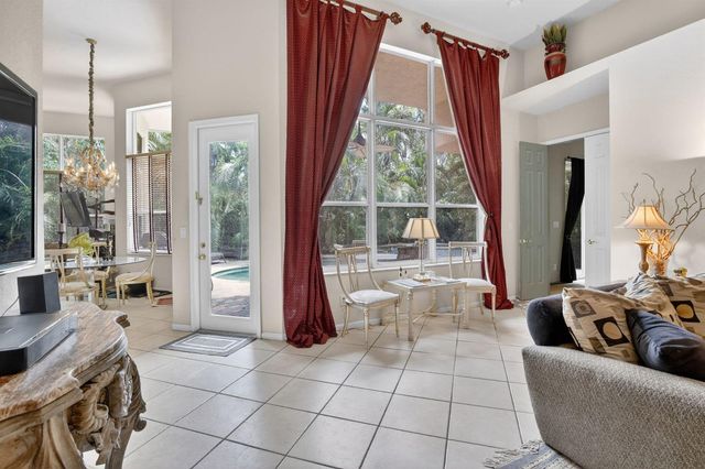 8106 N Savannah Circle, Davie, FL 33328