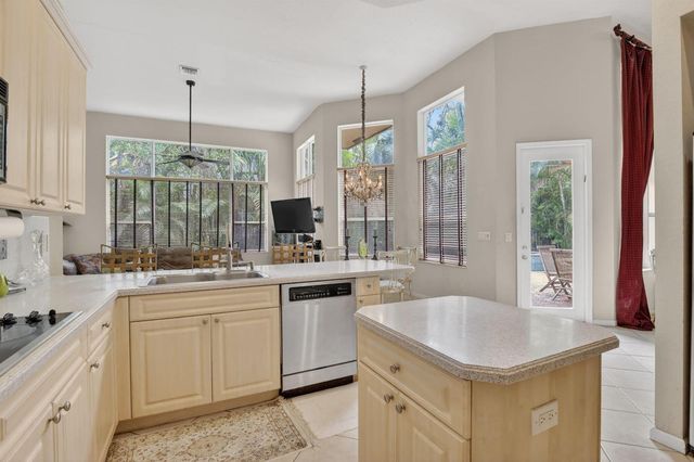 8106 N Savannah Circle, Davie, FL 33328