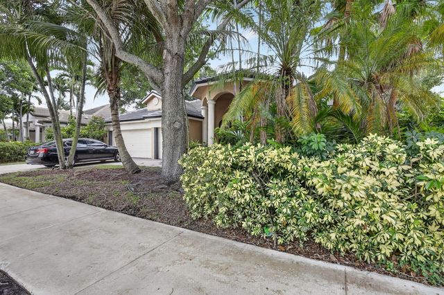 8106 N Savannah Circle, Davie, FL 33328