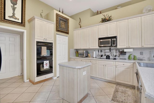 8106 N Savannah Circle, Davie, FL 33328