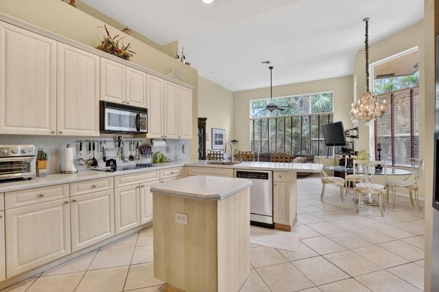8106 N Savannah Circle, Davie, FL 33328
