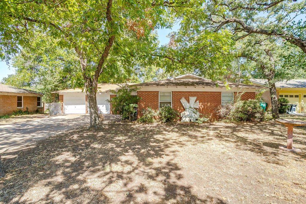 7205 Robinhood Lane, Fort Worth, TX 76112 — exterior