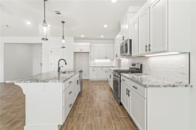 81 W Pitts Street, Farmington, AR 72730