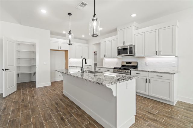 81 W Pitts Street, Farmington, AR 72730