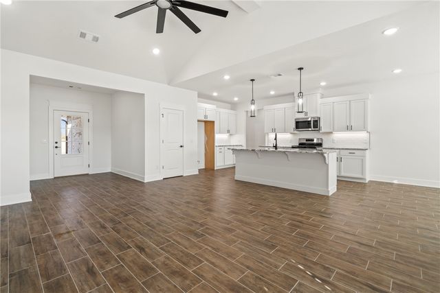 81 W Pitts Street, Farmington, AR 72730