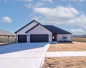 81 W Pitts Street, Farmington, AR 72730