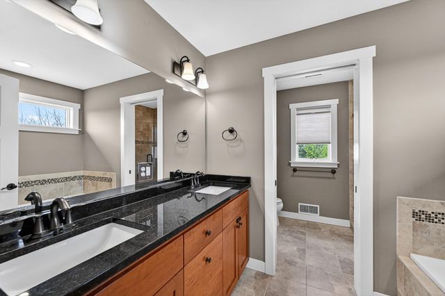2074 Shannon Oaks Boulevard NE, Rochester, MN 55906