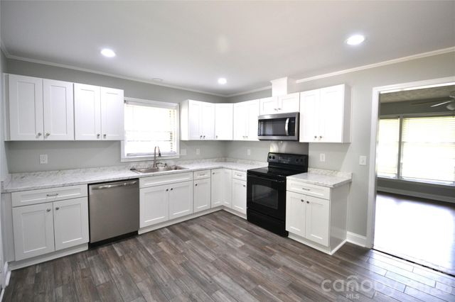 3844 Crestridge Drive, Charlotte, NC 28217