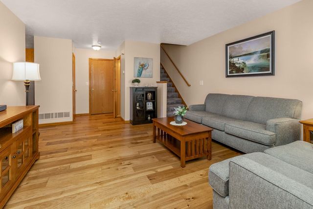 372 Gironde Court, Woodbury, MN 55125