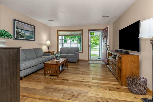 372 Gironde Court, Woodbury, MN 55125