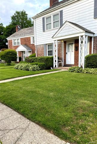 22 Bayview Court, Manhasset, NY 11030