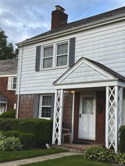 22 Bayview Court, Manhasset, NY 11030