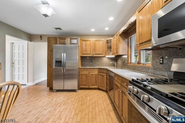 6 Davenport Avenue, Roseland, NJ 07068
