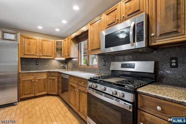 6 Davenport Avenue, Roseland, NJ 07068