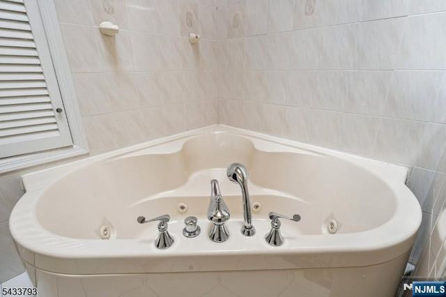 6 Davenport Avenue, Roseland, NJ 07068