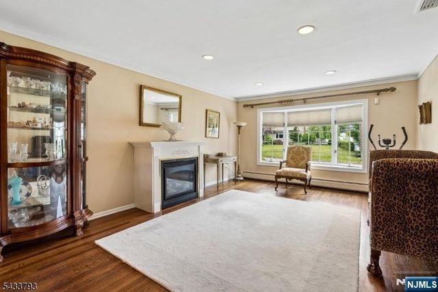 6 Davenport Avenue, Roseland, NJ 07068