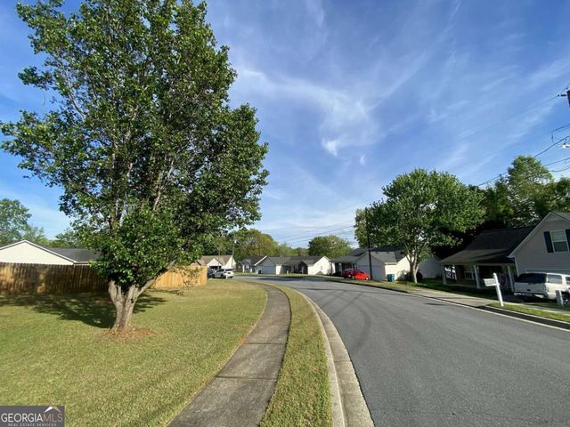 188 Waters Edge Drive, Locust Grove, GA 30248