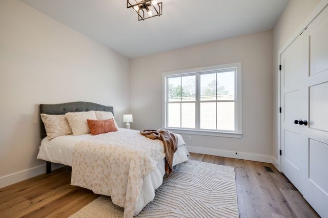 1264 Old County House Rd, Charlotte, TN 37036