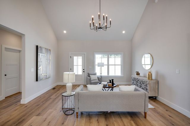 1264 Old County House Rd, Charlotte, TN 37036
