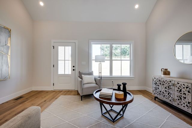 1264 Old County House Rd, Charlotte, TN 37036
