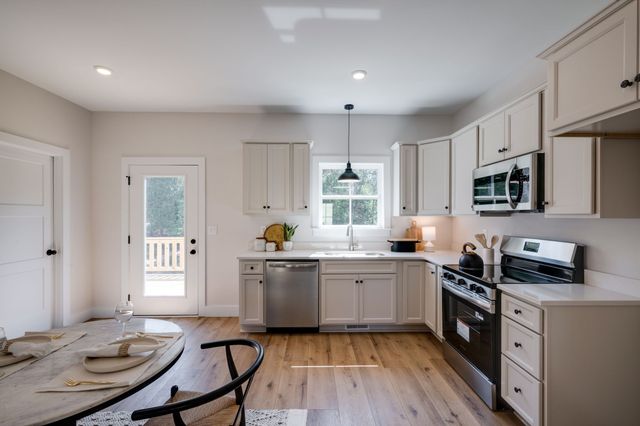 1264 Old County House Rd, Charlotte, TN 37036
