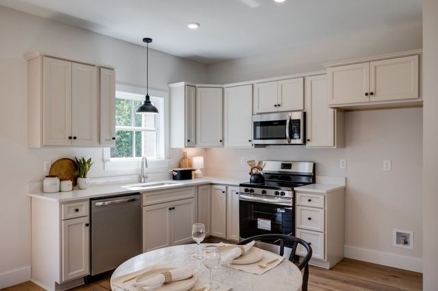 1264 Old County House Rd, Charlotte, TN 37036