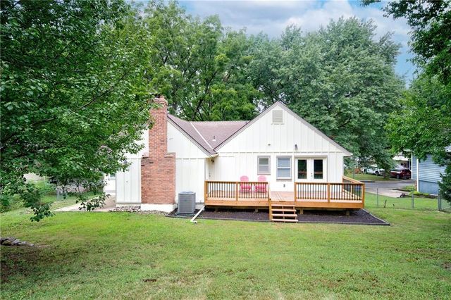 9927 N Harrison Drive, Kansas City, MO 64155