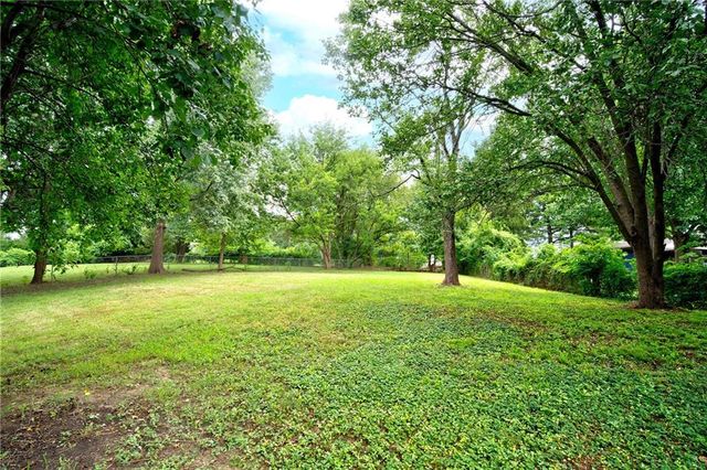 9927 N Harrison Drive, Kansas City, MO 64155