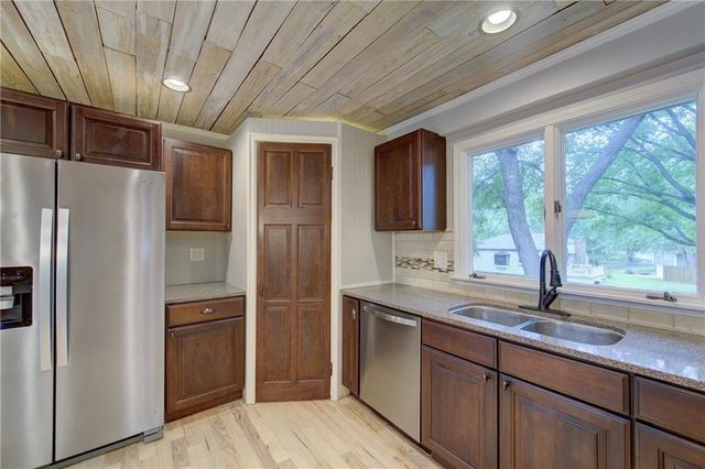 9927 N Harrison Drive, Kansas City, MO 64155