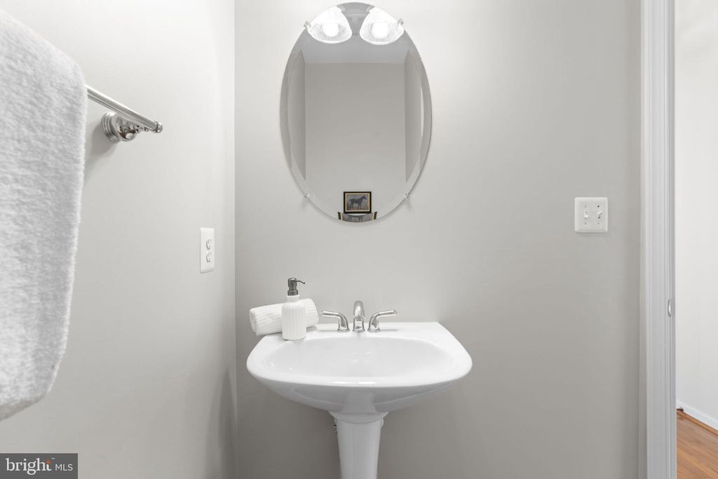 Image 26 of property listing at 8022 HIGH CASTLE RD, Ellicott City, MD 21043