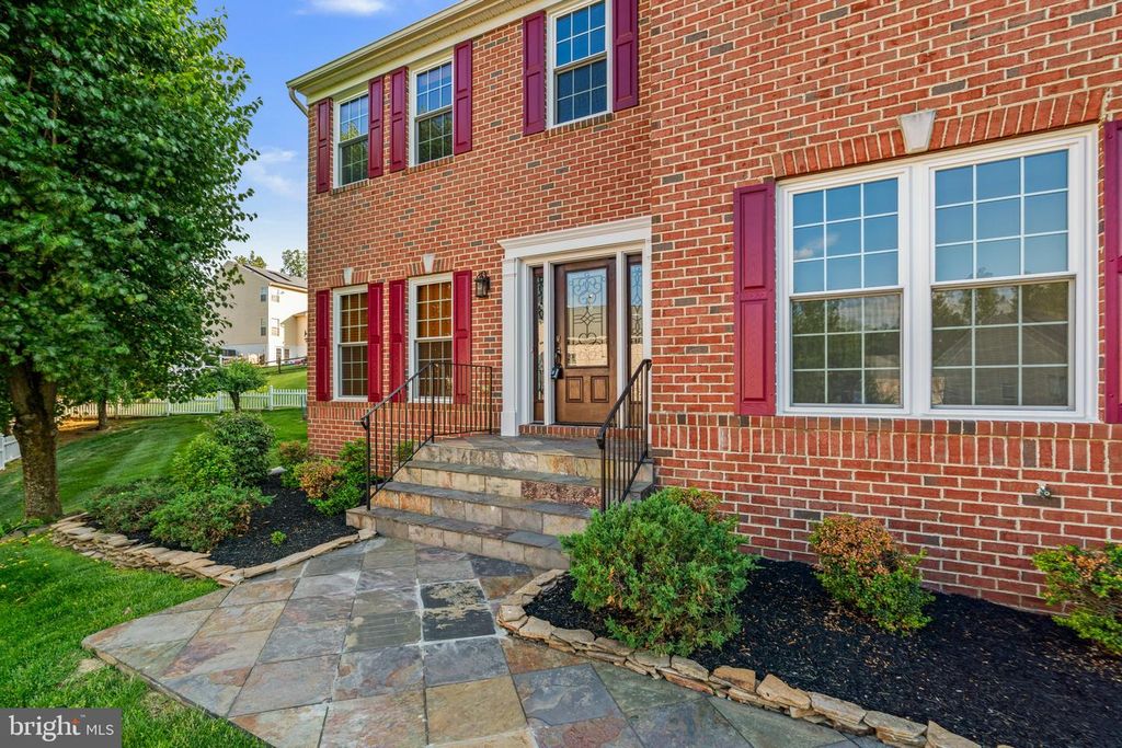 Image 4 of property listing at 8022 HIGH CASTLE RD, Ellicott City, MD 21043