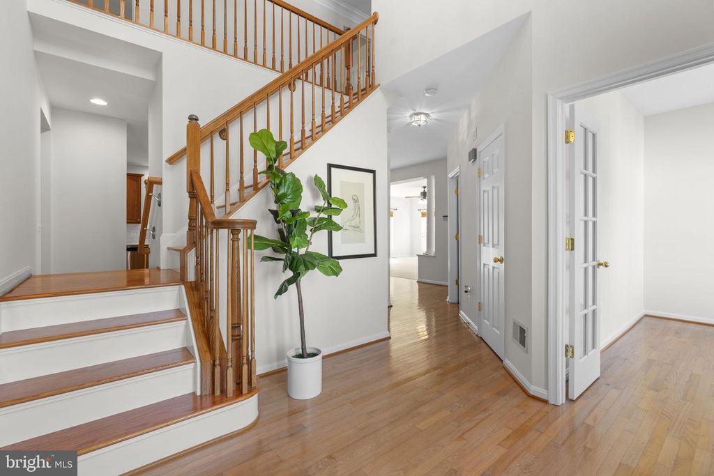 Image 5 of property listing at 8022 HIGH CASTLE RD, Ellicott City, MD 21043