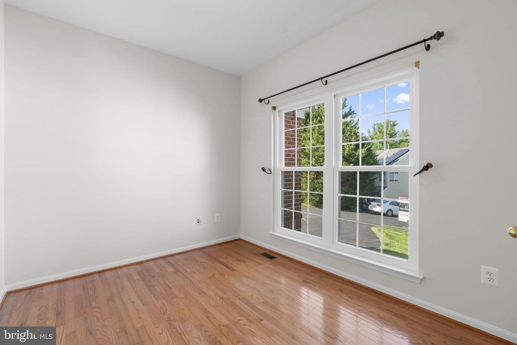 Image 6 of property listing at 8022 HIGH CASTLE RD, Ellicott City, MD 21043