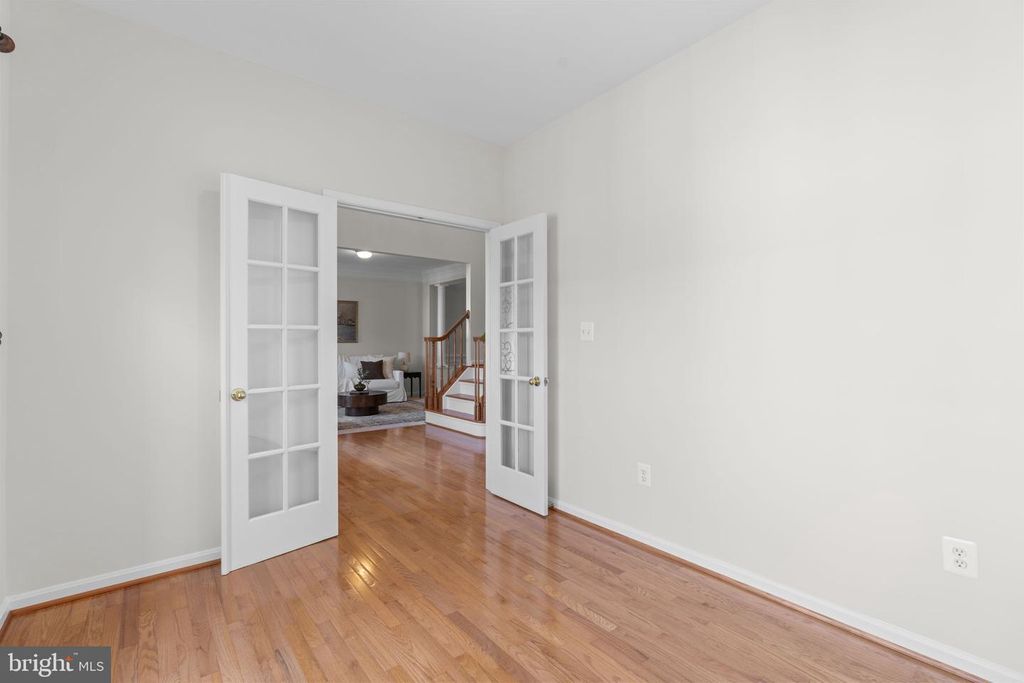 Image 7 of property listing at 8022 HIGH CASTLE RD, Ellicott City, MD 21043