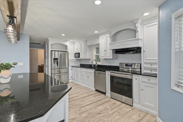 1511 E Groves Drive, Ozark, MO 65721