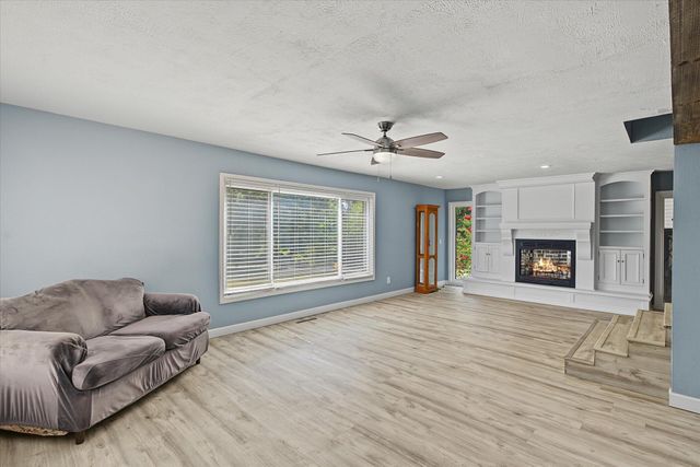 1511 E Groves Drive, Ozark, MO 65721