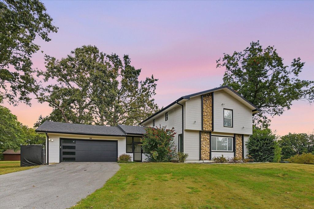 1511 E Groves Drive, Ozark, MO 65721