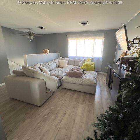 402 Circle Drive, Hurricane, WV 25526