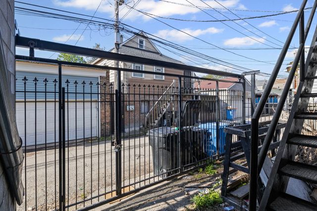 2833 W Cermak Road, Chicago, IL 60623