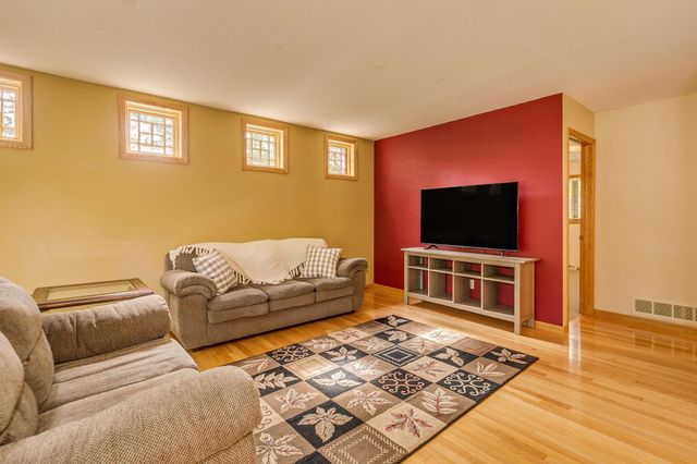 38404 Gerald Avenue, North Branch, MN 55056