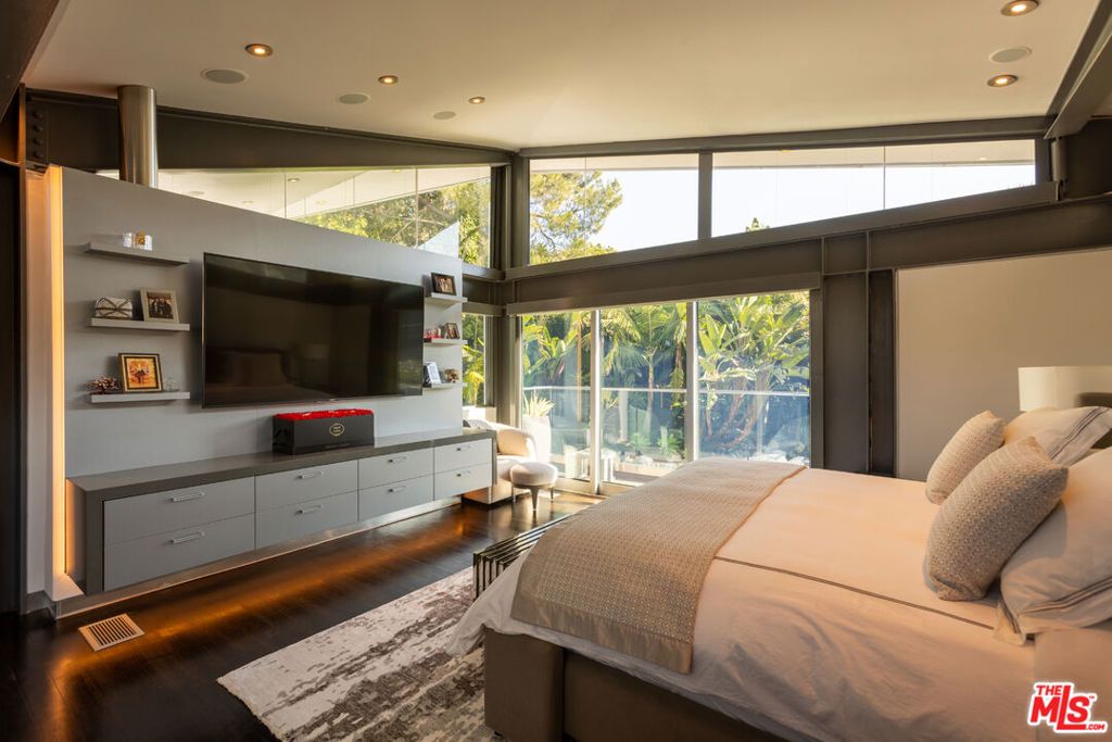 Image 10 of property listing at 8538 Eastwood Road, West Hollywood, CA 90046