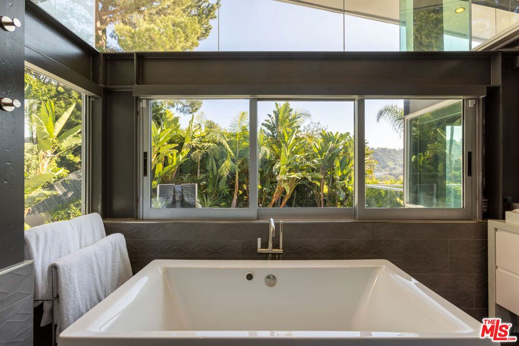 Image 13 of property listing at 8538 Eastwood Road, West Hollywood, CA 90046