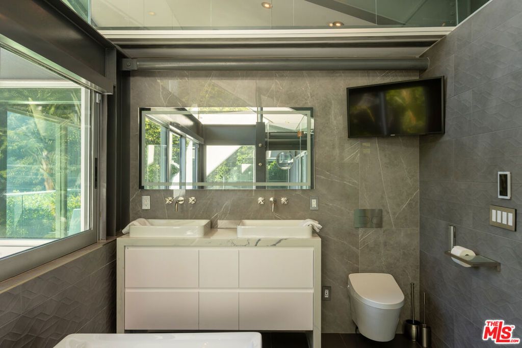 Image 14 of property listing at 8538 Eastwood Road, West Hollywood, CA 90046