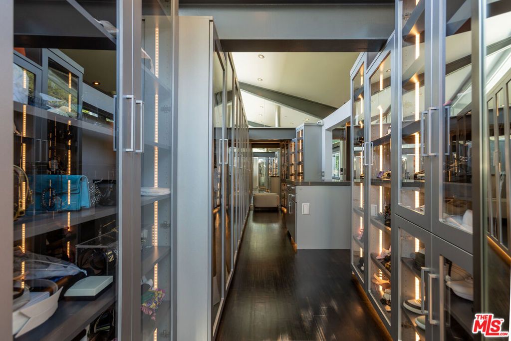 Image 17 of property listing at 8538 Eastwood Road, West Hollywood, CA 90046