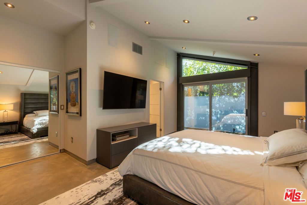 Image 19 of property listing at 8538 Eastwood Road, West Hollywood, CA 90046