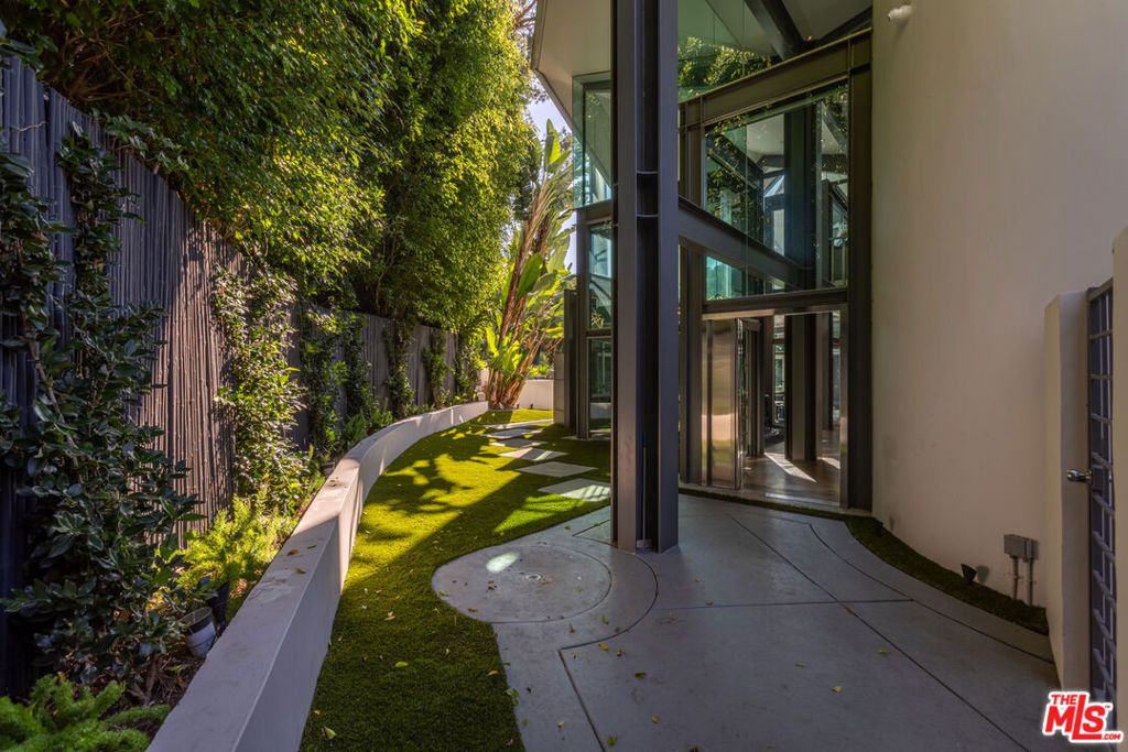 Image 2 of property listing at 8538 Eastwood Road, West Hollywood, CA 90046
