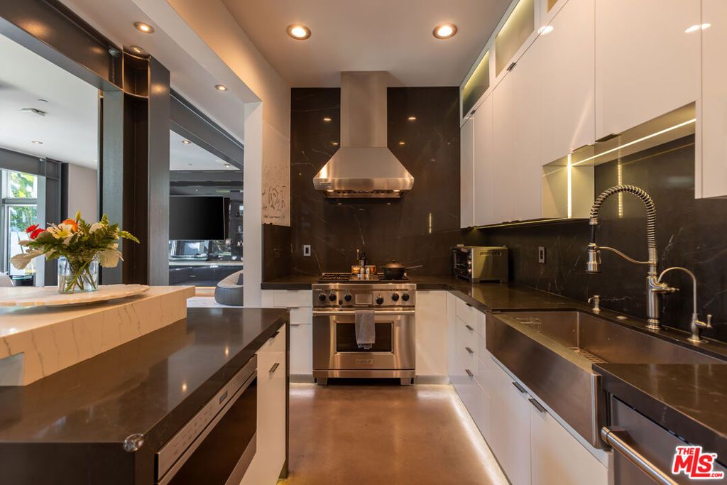 Image 28 of property listing at 8538 Eastwood Road, West Hollywood, CA 90046