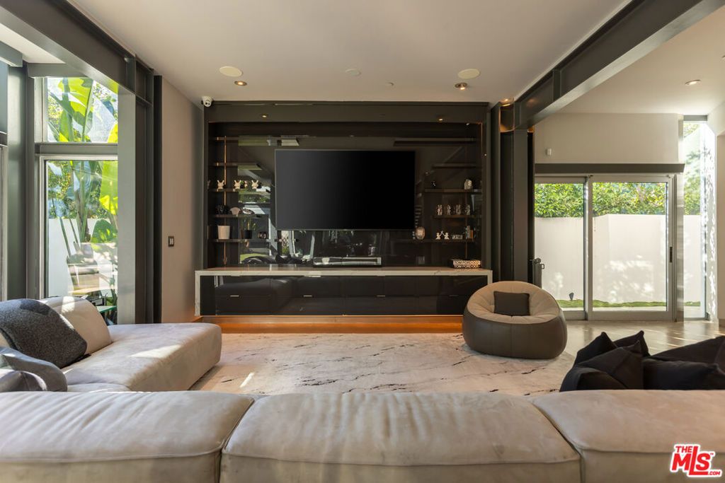 Image 31 of property listing at 8538 Eastwood Road, West Hollywood, CA 90046